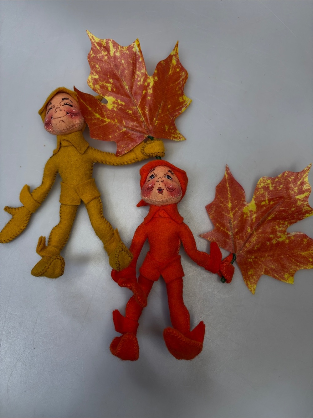 Annalee 5" Yellow/Orange Fall Elfs with Leaf  1994/1995 mint!